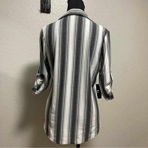 Eden & Olivia Grey and White Striped Buttoned Down Quarter Sleeve Top Medium - Picture 6 of 8
